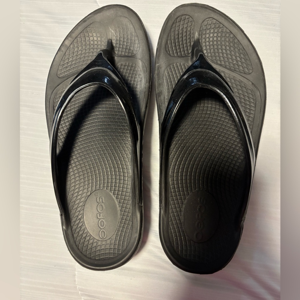 NWOT Oofos recovery sandals